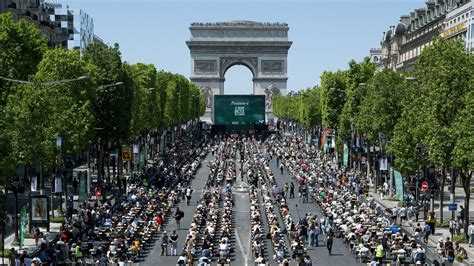 champs élysées boulevard.